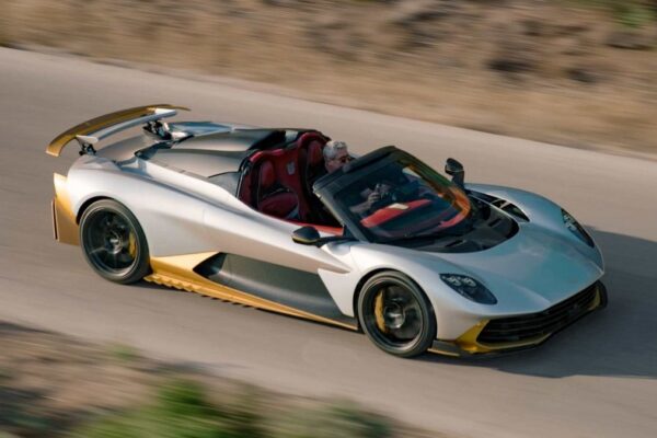 L’Aston Martin Valhalla Spider et sa carrosserie découvrable en fibre de carbone.