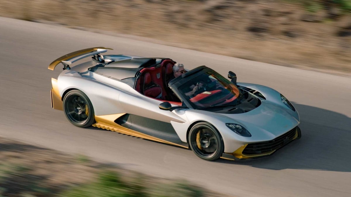 L’Aston Martin Valhalla Spider et sa carrosserie découvrable en fibre de carbone.