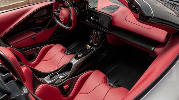 Habitacle de la Valhalla Spider avec sièges rouges, console surélevée et éléments en fibre de carbone.