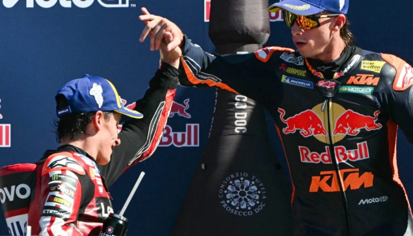 Pedro Acosta dans le paddock du MotoGP.