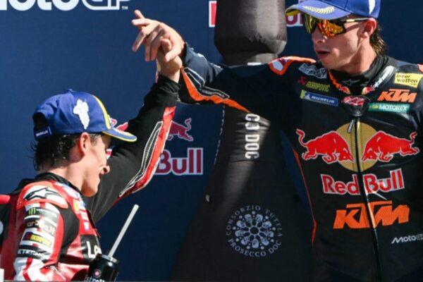 Pedro Acosta dans le paddock du MotoGP.
