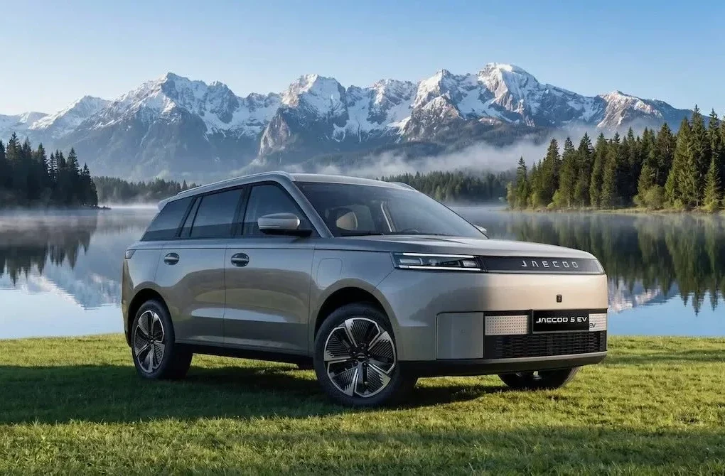 Le Jaecoo 5 électrique, SUV compact proposé en France en finition Exclusive.