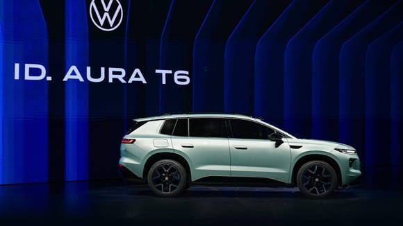 La Volkswagen ID. Aura T6, commercialisée en Chine, utilise une architecture électronique développée localement. Une technologie que le groupe allemand envisage désormais d’adopter sur une grande partie de ses futurs modèles européens.
