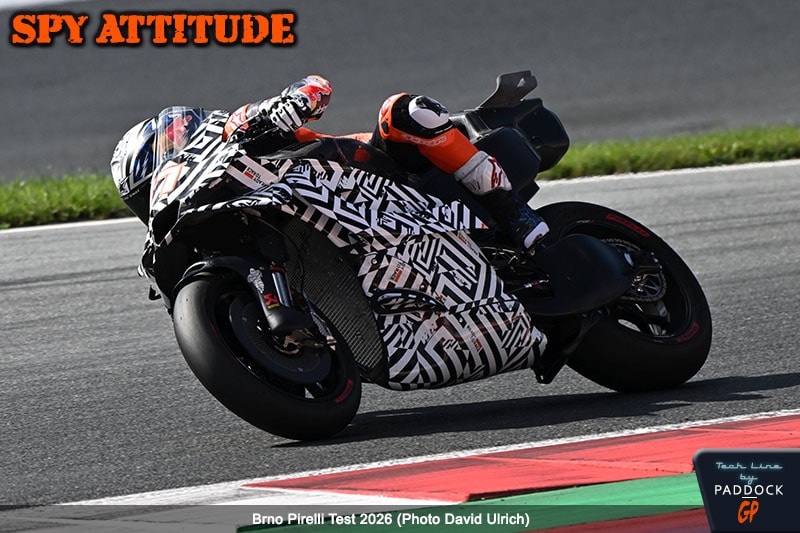 Prototype KTM RC16 camouflé lors du test Pirelli à Brno en préparation de la saison MotoGP 2027.
