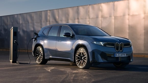 Le BMW iX3 face à l’Alpine A390.