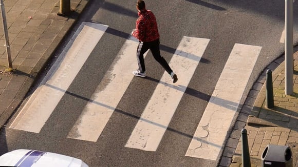 Des places de stationnement près d’un passage piéton sont supprimées pour améliorer la visibilité.