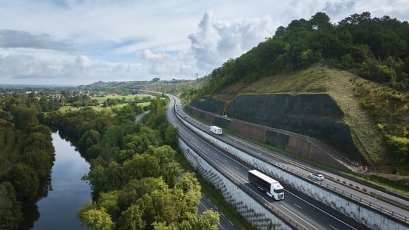 La vitesse maximale sur les autoroutes suisses est actuellement de 120 km/h.