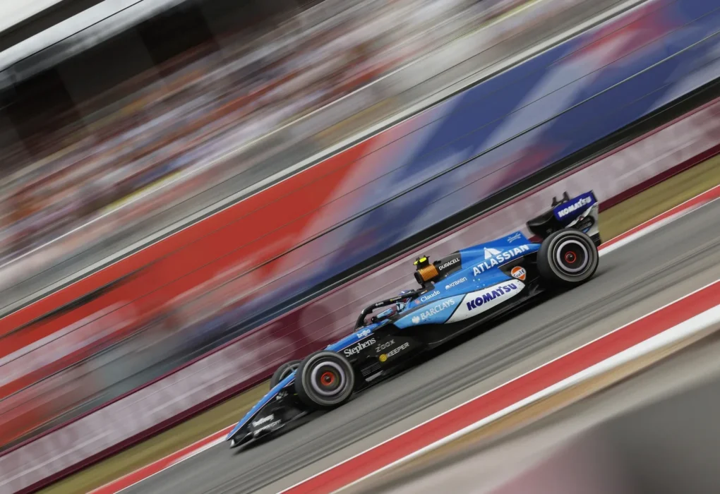 Une monoplace de Formule 1 sur le circuit de Mexico.