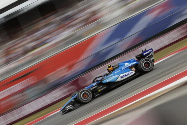 Une monoplace de Formule 1 sur le circuit de Mexico.
