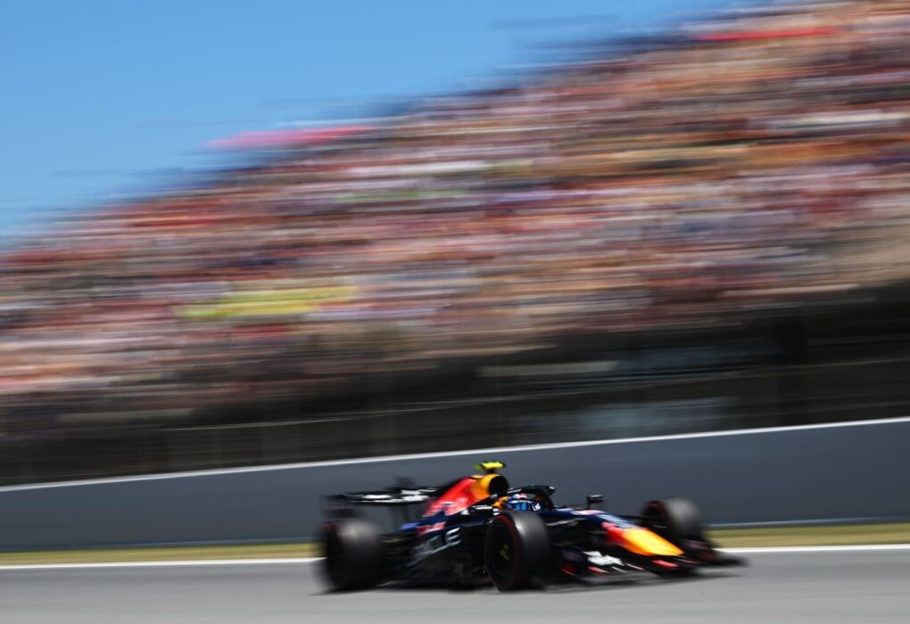 Une monoplace de Formule 1 en piste sur le circuit de Mexico.