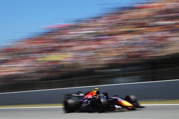 Une monoplace de Formule 1 en piste sur le circuit de Mexico.