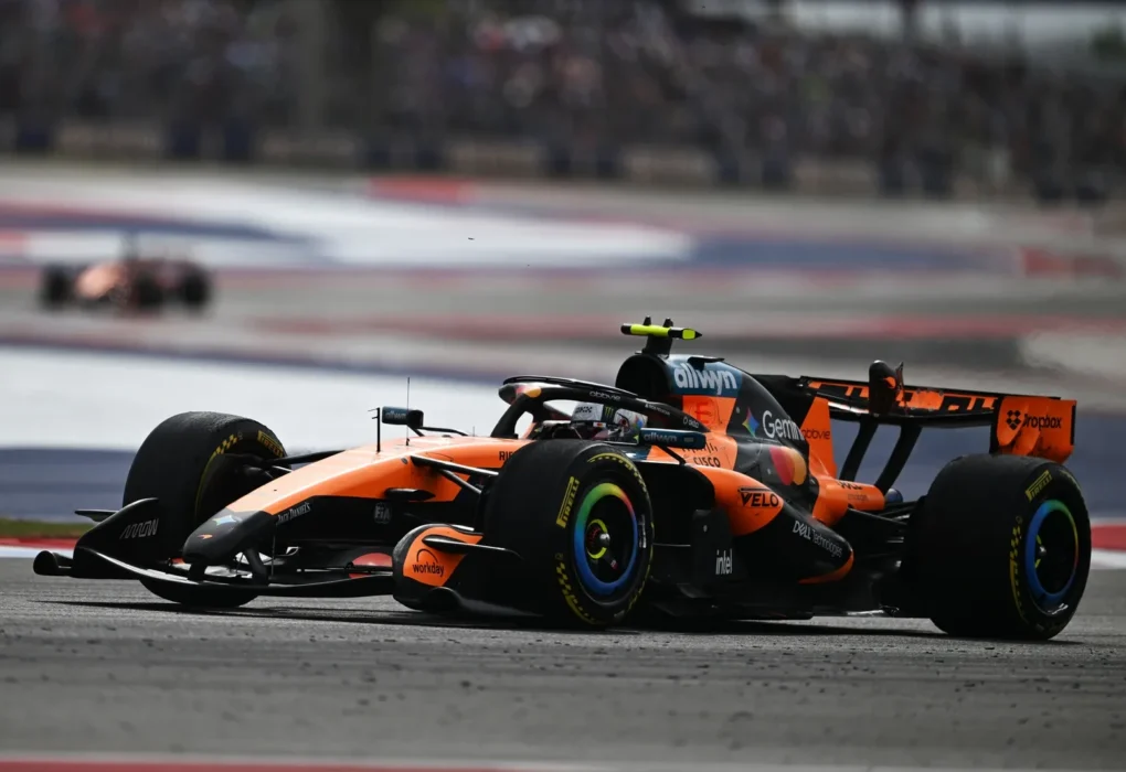 Une monoplace McLaren en piste lors d’un Grand Prix de Formule 1.