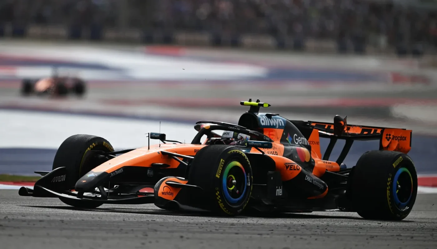Une monoplace McLaren en piste lors d’un Grand Prix de Formule 1.