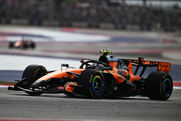 Une monoplace McLaren en piste lors d’un Grand Prix de Formule 1.