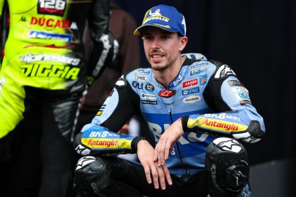 Álex Márquez, pilote Gresini en MotoGP, dans le paddock.