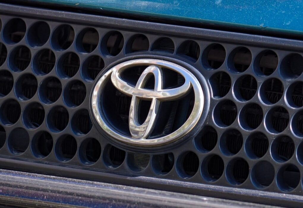 Une motorisation hybride Toyota associant un moteur thermique à des composants électriques.