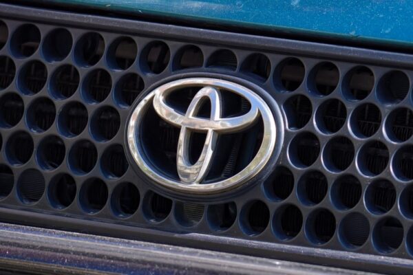 Une motorisation hybride Toyota associant un moteur thermique à des composants électriques.