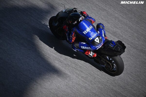 Une Yamaha de MotoGP en piste pendant une séance d’essais.