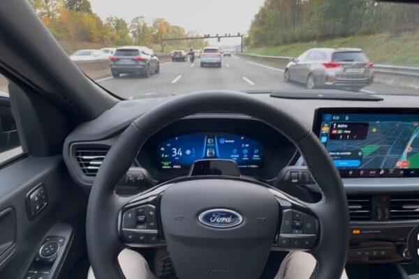 Un Ford Kuga sur autoroute, où l’assistance BlueCruise permet la conduite sans les mains sur les portions compatibles.