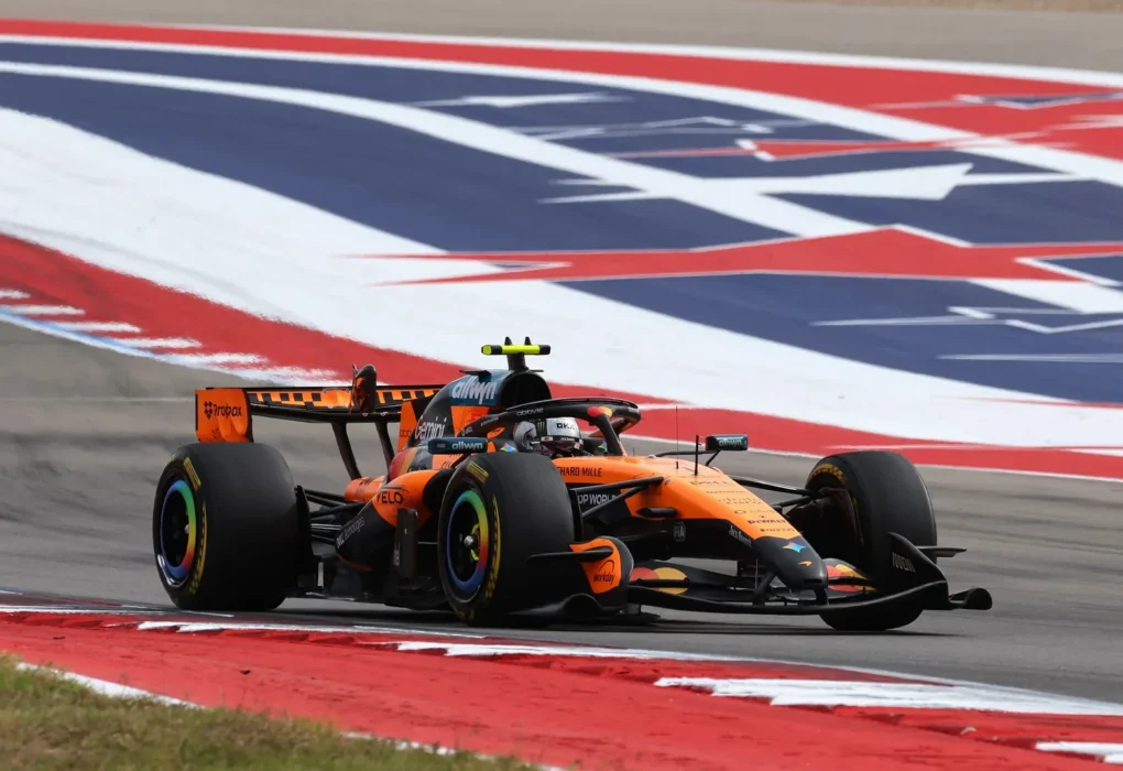 Des monoplaces de Formule 2 sur la grille de départ.