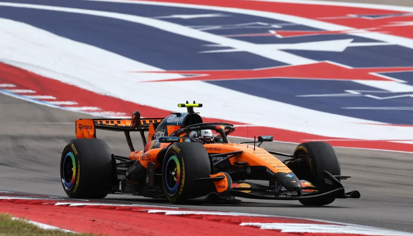 Des monoplaces de Formule 2 sur la grille de départ.