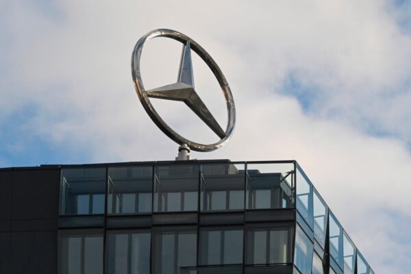 Une voiture Mercedes-Benz illustrant les nouvelles prévisions financières du constructeur pour 2026.
