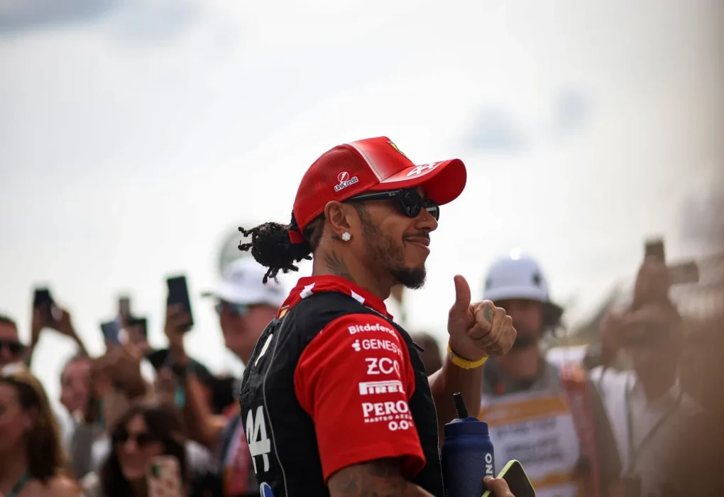 Lewis Hamilton avec Ferrari dans le paddock de Formule 1.