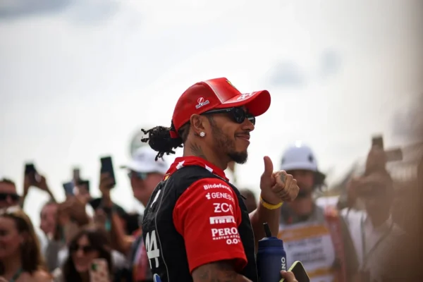 Lewis Hamilton avec Ferrari dans le paddock de Formule 1.