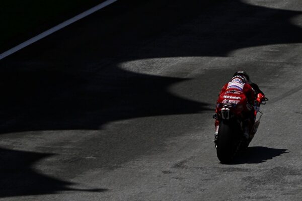 Francesco Bagnaia au guidon de sa Ducati sur le circuit de Sepang.