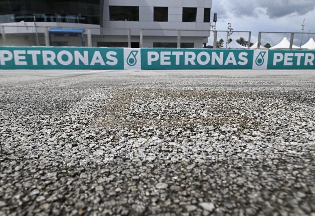 Des pilotes MotoGP en piste sur le circuit international de Sepang.