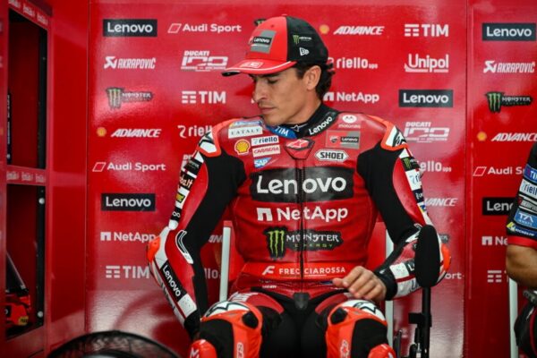 Marc Márquez dans le paddock MotoGP à Sepang.