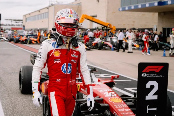 Charles Leclerc au volant de sa Ferrari lors des essais libres du Grand Prix du Mexique.