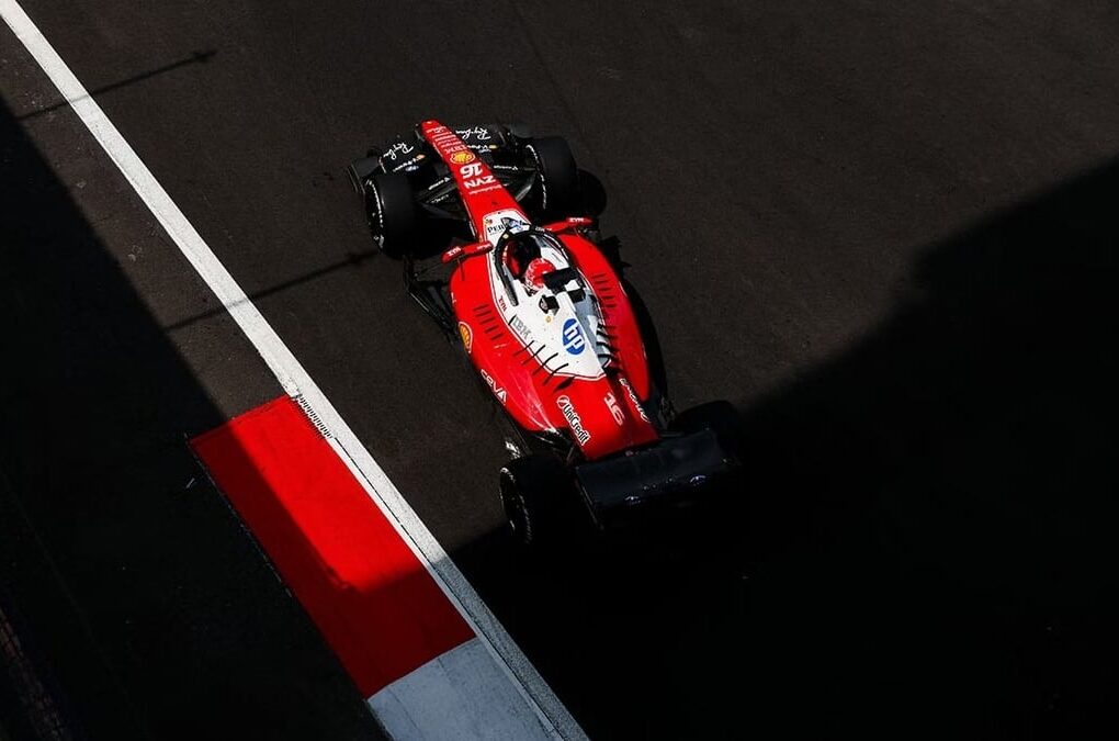 La Ferrari de Charles Leclerc en piste lors des essais libres du Grand Prix du Mexique.