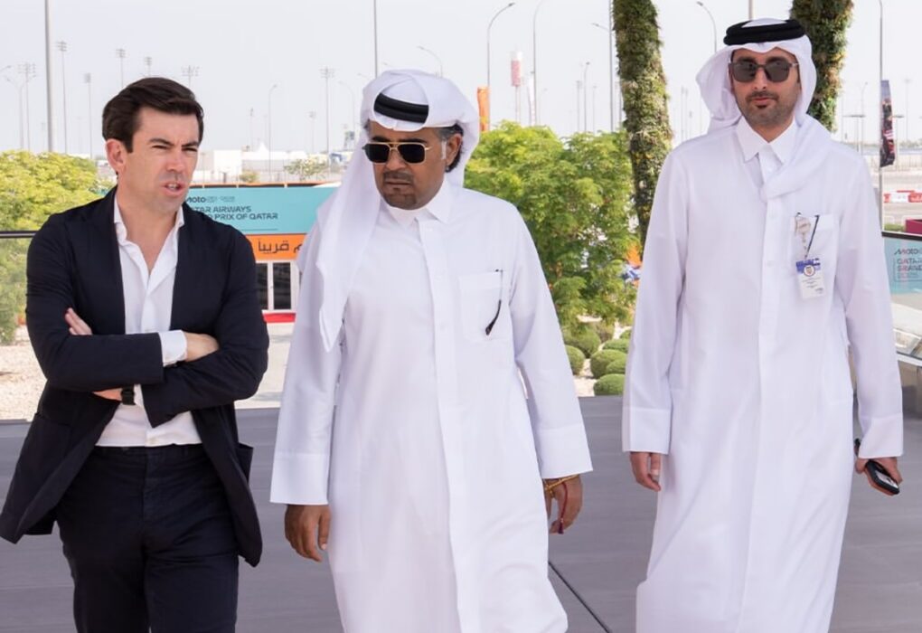 Des pilotes de MotoGP en piste sur le circuit de Losail au Qatar.