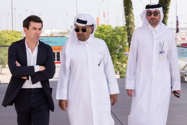 Des pilotes de MotoGP en piste sur le circuit de Losail au Qatar.