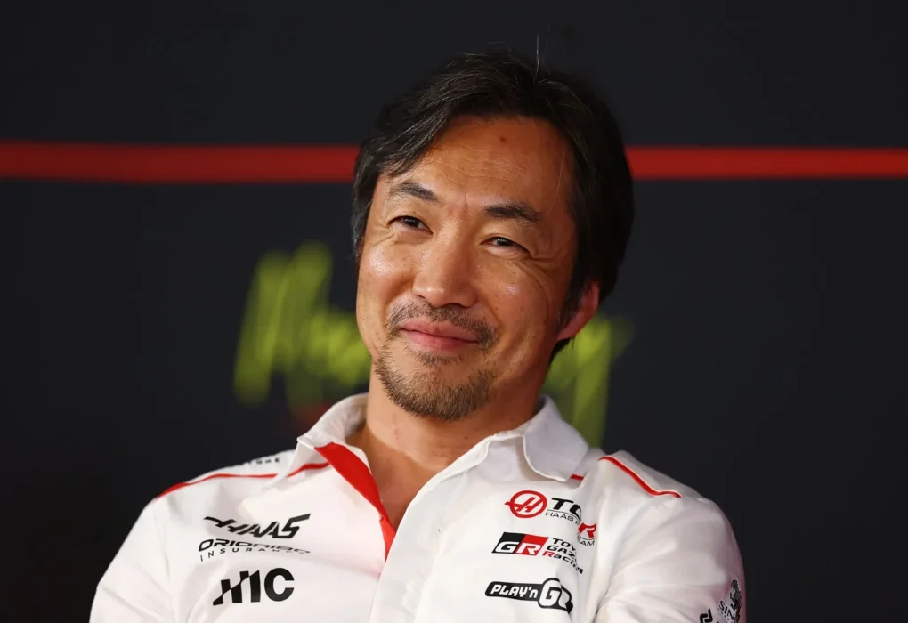 Oliver Bearman et Ayao Komatsu dans le paddock de F1.