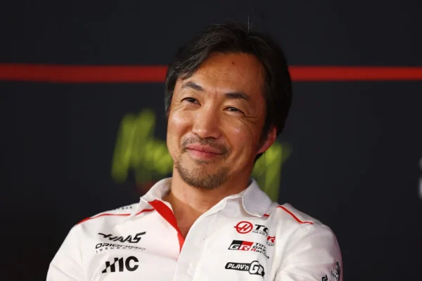 Oliver Bearman et Ayao Komatsu dans le paddock de F1.