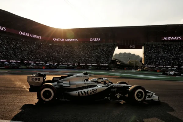 Valtteri Bottas au volant d’une monoplace Cadillac de Formule 1.