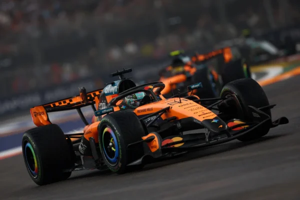 Oscar Piastri devant Lando Norris au Grand Prix de Singapour 2026.